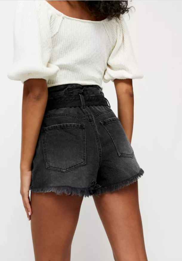 Blue denim shorts with havana outlaw belt for women - Shop now!