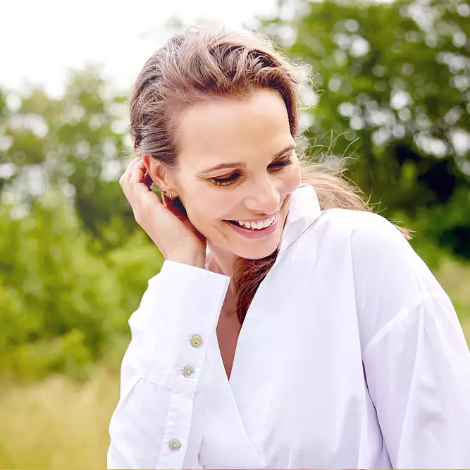 V-neck and collar poplin shirt - White