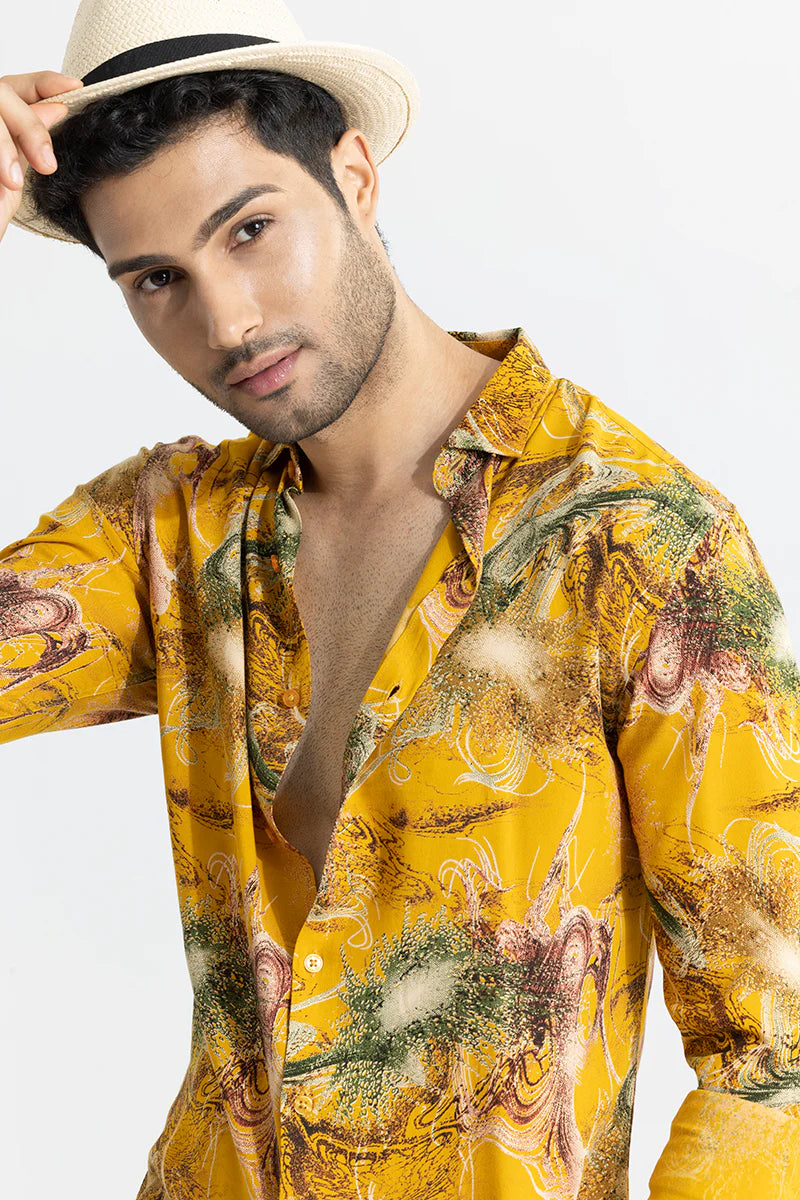 Yellow shirt with abstract ambiance